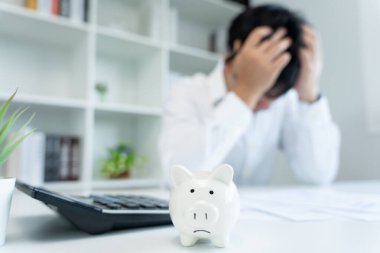 Yüklü faturaları ve faturaları olan stresli ve baş ağrısı çeken Asyalı bir adamın harcamaları ve kredi kartı borçlarını ödeyecek parası yok. kıtlık, mali sorunlar, mortgage, kredi, iflas, iflas, yoksul, boş cüzdan