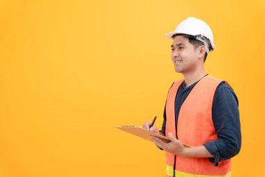 Mühendis arka planda güvenlik kilidi takıyor. Denetleme listesi, mühendislik projesi denetim sorumluluğu. Hizmet, endüstri, inşaat mühendisi, irtibat, mimar, kalite güvencesi