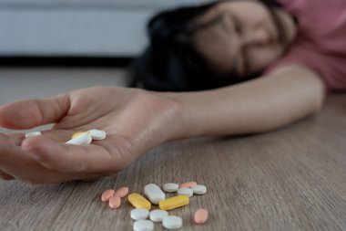 Asyalı kadın aşırı dozda hap kullanıyor, stresli, üzgün, uyuşturucu bağımlısı, hasta, sağlıksız, mutsuz, intihar, depresyon veya ümitsiz, Uyuşturucu bağımlılığı, hayat ve aile sorunları, motivasyonsuz