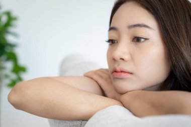 Depresyon ve akıl hastalığı. Asyalı kadın kötü haber aldıktan sonra hayal kırıklığına uğradı, üzüldü. Stresli kız mutsuz problemlerle kafası karışık, erkek arkadaşıyla tartışıyor, ağlıyor ve beklenmedik hamilelik için endişeleniyor..