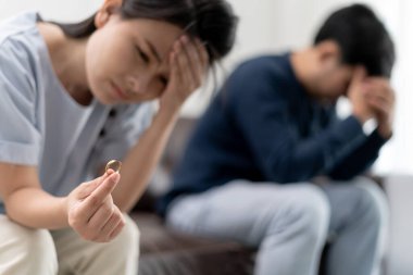 Boşanma. Kadın evlilik yüzüğünü çıkardı. Evlilikten sonra çaresiz ve hayal kırıklığına uğramış çiftler. Karı koca anlaşmazlıklar yüzünden üzgün, üzgün ve hayal kırıklığına uğramış. güvensizlik, aşk sorunları, ihanetler, aile, sevgili