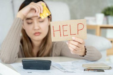 Yüklü faturaları ve faturaları olan stresli ve baş ağrısı çeken Asyalı kadın harcamaları ve kredi kartı borçlarını ödeyecek parası yok. kıtlık, mali sorunlar, mortgage, kredi, iflas, iflas, yoksul, boş cüzdan