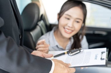 Kira, kiralık araba, satış, alım. Satış şirketi, sözleşme ve araba anahtarlarını imzalaması için yeni sahibine gönderir. Satışlar, kredi kredisi finans, kira aracı, sigorta, kiralama, satıcı, satıcı, taksit, araba bakımı işi
