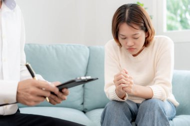 Akıl sağlığı sorunları olan bir kadın danışmanlık yapıyor. Psikiyatrist tedavi için hastanın durumunu kaydediyor. teşvik, sevgi ve aile sorunu, bipolar, depresyon hastası, intiharı koru