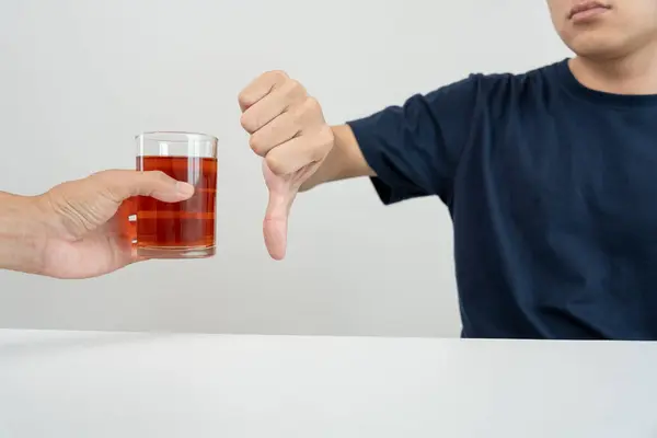 Muž Odmítá Říct Vyhnout Pití Alkoholu Whisky Zastavení Rukou Znamení Stock Snímky