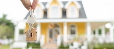 Kira, kiralama ve ev satma. Emlakçı menajeri yeni sahibine gülümsüyor. kira, satış, kredi finans, sigorta, satıcı, dağıtıcı, taksit, satın alma, satma, taşınma