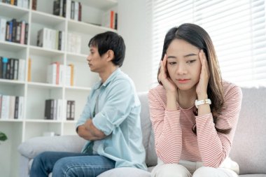 Boşanma. Asyalı çiftler evlendikten sonra çaresiz ve hayal kırıklığına uğrarlar. Karı koca kavgalar yüzünden üzgün, üzgün ve hayal kırıklığına uğramış durumdalar. Güvensizlik, aşk sorunları, ihanetler. Aile sorunu, gençlik aşkı