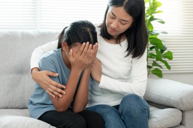 Ailede sorun var. Anne kucaklaşır ve cesaret verir, ebeveynlerin kavgasından dolayı stres hisseder. Çocuğun ruhsal sorunları var. Kavgalar, şiddet, depresyon, intihar, cesaret kırma, sosyal sorun