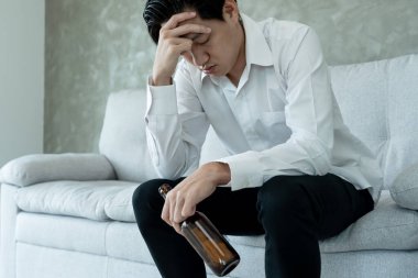 Depresyondaki genç iş adamı evde yalnız başına viski içmenin kötü hissettirdiğini vurguladı alkol içmek sorunlu içki, alkolizm, hayat ve aile sorunlarından muzdarip.