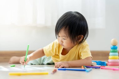 Mutlu Asya çocukları kağıt üzerinde resim yapmayı öğreniyor. Etkinlik, gelişim, IQ, EQ, meditasyon, beyin, kas, temel beceriler, ailenin birlikte zaman geçirmesi. Tatil