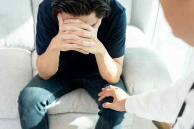 Psikiyatrist, hayat ve aile meselelerini tartışırken endişeli hissediyor. Doktor cesaretlendiriyor ve empati kuran kadın depresyona giriyor. Psikolojik, boşanmayı kaydet, el ele, güven