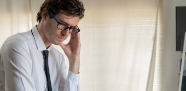 Depresyon ve akıl hastalığı. Kötü haberler aldıktan sonra insan hayal kırıklığına uğrar. Stresli çocuk mutsuz problemle kafasını karıştırıyor, kız arkadaşla tartışıyor, ağlıyor ve beklenmedik işler için endişeleniyor, ekonomide düşüş var..