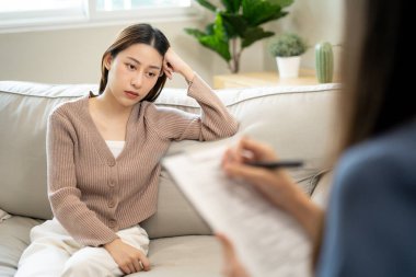 Akıl sağlığı sorunları olan bir kadın danışmanlık yapıyor. Psikiyatrist tedavi için hastanın durumunu kaydediyor. teşvik, sevgi ve aile sorunu, bipolar, depresyon hastası, intiharı koru