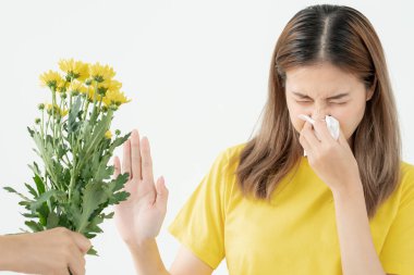 Polen alerjisi, mendile hapşıran Asyalı genç bir kadın veya mendile üfleyerek bahar çiçeklerine ya da bahar çiçeklerine alerjisi olan bir kadın. alerjik reaksiyon, solunum sistemi sorunları