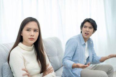 Boşanma. Asyalı çiftler evlendikten sonra çaresiz ve hayal kırıklığına uğrarlar. Karı koca kavgalar yüzünden üzgün, üzgün ve hayal kırıklığına uğramış durumdalar. Güvensizlik, aşk sorunları, ihanetler. Aile sorunu, gençlik aşkı