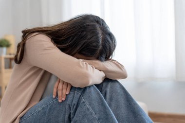 Depresyon ve akıl hastalığı. Asyalı kadın kötü haber aldıktan sonra hayal kırıklığına uğradı, üzüldü. Stresli kız mutsuz problemlerle kafası karışık, erkek arkadaşıyla tartışıyor, ağlıyor ve beklenmedik hamilelik için endişeleniyor..