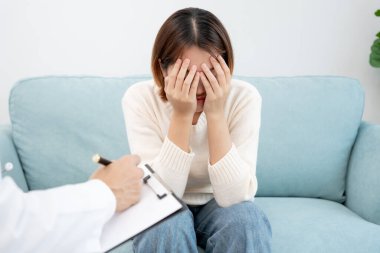 Akıl sağlığı sorunları olan bir kadın danışmanlık yapıyor. Psikiyatrist tedavi için hastanın durumunu kaydediyor. teşvik, sevgi ve aile sorunu, bipolar, depresyon hastası, intiharı koru