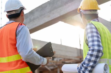 Mühendisler inşaat alanında şablon kontrolü yapıyorlar. Müteahhit ve müfettiş teftiş inşaatı sırasında. Sivil Forman kalite güvencesini kontrol ediyor. Denetim, teftiş, kalite denetimi.