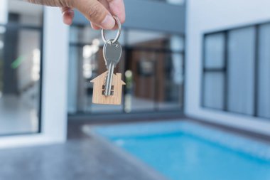 Kira, kiralama ve ev satma. Emlakçının elinde yeni sahibinin anahtarı var. kira, satış, kredi finans, sigorta, satıcı, dağıtıcı, taksit, satın alma, satma, taşınma