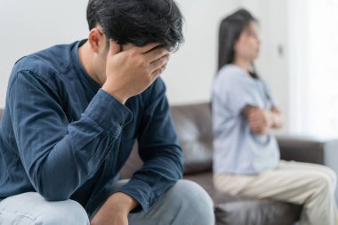 Boşanma. Asyalı çiftler evlendikten sonra çaresiz ve hayal kırıklığına uğrarlar. Karı koca kavgalar yüzünden üzgün, üzgün ve hayal kırıklığına uğramış durumdalar. Güvensizlik, aşk sorunları, ihanetler. Aile sorunu, gençlik aşkı