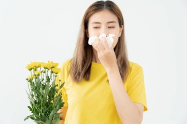 Polen alerjisi, mendile hapşıran Asyalı genç bir kadın veya mendile üfleyerek bahar çiçeklerine ya da bahar çiçeklerine alerjisi olan bir kadın. alerjik reaksiyon, solunum sistemi sorunları