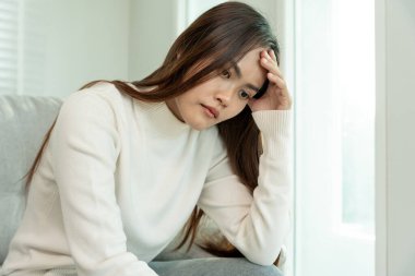  Depresyon ve akıl hastalığı. Asyalı kadın kötü haber aldıktan sonra hayal kırıklığına uğradı, üzüldü. Stresli kız mutsuz problemlerle kafası karışık, erkek arkadaşıyla tartışıyor, ağlıyor ve beklenmedik hamilelik için endişeleniyor..