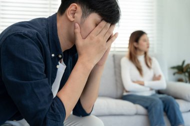 Boşanma. Asyalı çiftler evlendikten sonra çaresiz ve hayal kırıklığına uğrarlar. Karı koca kavgalar yüzünden üzgün, üzgün ve hayal kırıklığına uğramış durumdalar. Güvensizlik, aşk sorunları, ihanetler. Aile sorunu, gençlik aşkı