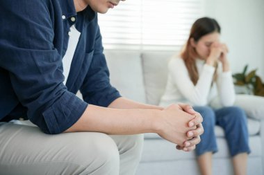 Boşanma. Asyalı çiftler evlendikten sonra çaresiz ve hayal kırıklığına uğrarlar. Karı koca kavgalar yüzünden üzgün, üzgün ve hayal kırıklığına uğramış durumdalar. Güvensizlik, aşk sorunları, ihanetler. Aile sorunu, gençlik aşkı