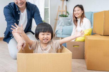 Aile için yeni bir ev. Tatillerde birlikte aktiviteler yapıyoruz. Ebeveynler ve çocuklar boş zamanlarında faaliyet gösteriyorlar. Hafta sonu, eğlence, mutlu aile, birliktelik, iyi hissetmek. Eve taşın