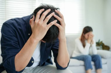 Boşanma. Asyalı çiftler evlendikten sonra çaresiz ve hayal kırıklığına uğrarlar. Karı koca kavgalar yüzünden üzgün, üzgün ve hayal kırıklığına uğramış durumdalar. Güvensizlik, aşk sorunları, ihanetler. Aile sorunu, gençlik aşkı