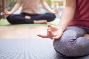 Kadın apartman dairesinde meditasyon yapıyor. Asyalı kadın sabah egzersiz yapıyor. denge, dinlenme, rahatlama, sakinlik, sağlık, mutluluk, rahatlama, sağlıklı yaşam tarzı, stresi azaltma, huzur, tutum