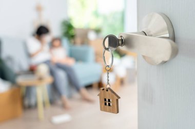 Taşınmak, taşınmak. Aile gülümsemesi ve yeni eve taşındıktan sonra birlikte oyun oynardık. Odanın içinde kişisel eşyalar ve mobilyalar içeren bir karton kutu vardı. Yeni daireye taşın, apartman dairesi.