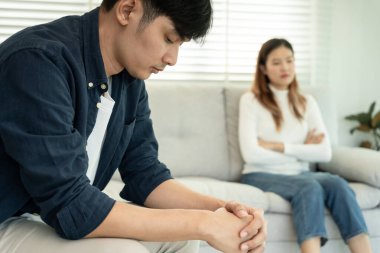 Boşanma. Asyalı çiftler evlendikten sonra çaresiz ve hayal kırıklığına uğrarlar. Karı koca kavgalar yüzünden üzgün, üzgün ve hayal kırıklığına uğramış durumdalar. Güvensizlik, aşk sorunları, ihanetler. Aile sorunu, gençlik aşkı