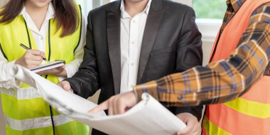 Mühendisler inşaat planlarını gözden geçirir. Sivil projeye başlamadan önce müteahhit teftişi çizimi. proje planlaması, danışmanlık, mimari