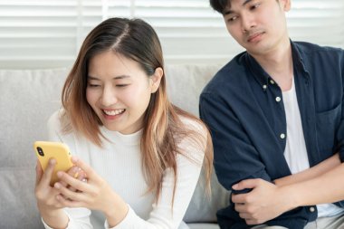 Çifte randevu, birini aldatma, biraz kaçamak yapmak, zina yapmak, çok eşlilik, kocasının bir ilişkisi vardı. Aile sorunu, aldatma, boşanma ve ayrılık, sosyal sorun, şüphe