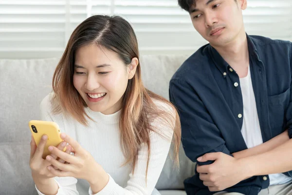 Çifte randevu, birini aldatma, biraz kaçamak yapmak, zina yapmak, çok eşlilik, kocasının bir ilişkisi vardı. Aile sorunu, aldatma, boşanma ve ayrılık, sosyal sorun, şüphe