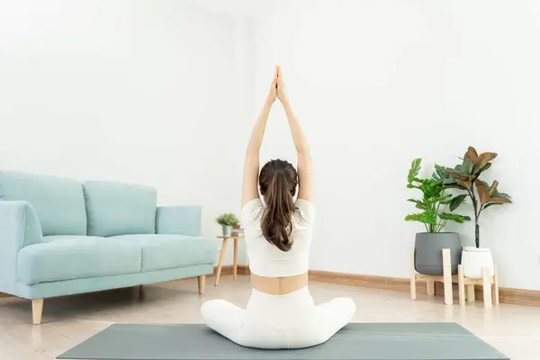 Mujer Delgada Practicando Yoga Habitación Condominio Casa Mujer Asiática Haciendo Imagen De Stock