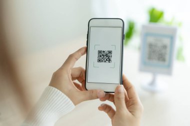 Modern kadınlar barkod veya QR kodlarını taramak için telefon kullanırlar. Belge faturasını aldıktan sonra kredi kartı faturalarını ödemek için. Ödeme, ödeme, ödeme elektrik, dijital ödemeler para, teknoloji, tarama olmadan