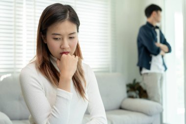 Boşanma. Asyalı çiftler evlendikten sonra çaresiz ve hayal kırıklığına uğrarlar. Karı koca kavgalar yüzünden üzgün, üzgün ve hayal kırıklığına uğramış durumdalar. Güvensizlik, aşk sorunları, ihanetler. Aile sorunu, gençlik aşkı