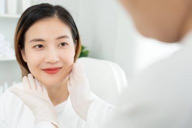 Asya gülümsemesi ve ameliyattan sonra mutlu olmak, estetik ameliyat, cilt beyazlatma enjeksiyonu, dolgu enjeksiyonu, cilt yenileme, güzel Asyalı kızlar güzellik kliniğinde, cilt bakımı, cilt bakımı...