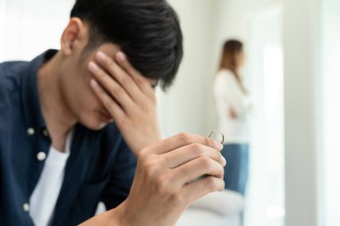 Boşanma. Adam evlilik yüzüğünü çıkarmış. Evlilikten sonra çaresiz ve hayal kırıklığına uğramış çiftler. Karı koca anlaşmazlıklar yüzünden üzgün, üzgün ve hayal kırıklığına uğramış. güvensizlik, aşk sorunları, ihanetler, aile, sevgili