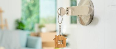 Taşınmak, taşınmak. Anahtar yeni evin kapısına yerleştirilmiş, odanın içinde kişisel eşyalar ve mobilyalar içeren bir karton kutu vardı. Daireye gir, afiş.