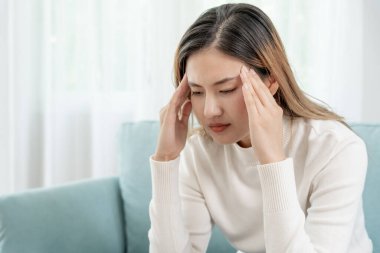 Baş ağrısı, kadın migren ağrısı, kötü sağlık, Asyalı kadın stres ve baş ağrısı, ofis sendromu, alınına dokunmaktan yorgun düşmüş migren ya da depresyon, sinirli kız, hüzün.