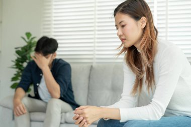 Boşanma. Asyalı çiftler evlendikten sonra çaresiz ve hayal kırıklığına uğrarlar. Karı koca kavgalar yüzünden üzgün, üzgün ve hayal kırıklığına uğramış durumdalar. Güvensizlik, aşk sorunları, ihanetler. Aile sorunu, gençlik aşkı