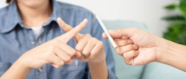 Sigara içmek yasak. Kadın sigarayı bırak, reddet, reddet, ara ver sigara al, hayır de. Sağlık için sigara içmeyi bırak. Dünya tütün günü. Uyuşturucu, akciğer kanseri, amfizem, akciğer hastalığı, uyuşturucu, nikotin etkisi