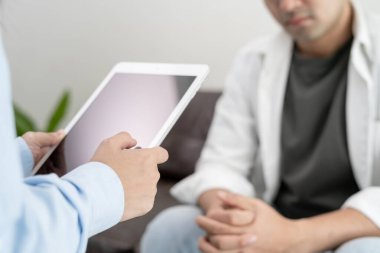 Doktor danışmanlık teşhisi ve hastane kliniğinde check-up. Hasta, sağlık sorunlarını ve belirtileri profesyonel hekime açıklıyor. tıbbi, ilaç, tedavi, terapi, eczane