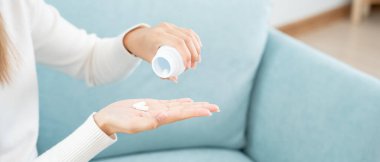 ilaç bulundurmak ve ilaç almak, ağrı, tedavi, hastalık tedavisi, sterilize etmek, vitamin, sakinleştirici, sağlık, beslenme desteği, tıbbi tedavi için ilaç, tonik, günlük ilaç dozajı
