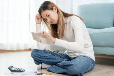 Yüklü faturaları ve faturaları olan stresli ve baş ağrısı çeken Asyalı kadın harcamaları ve kredi kartı borçlarını ödeyecek parası yok. kıtlık, mali sorunlar, mortgage, kredi, iflas, iflas, yoksul, boş cüzdan