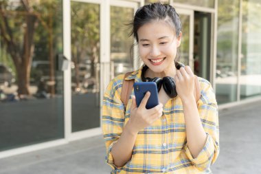 Asyalı güzel bir öğrenci ve arkadaşı sürpriz bir şekilde final sınavına gireceklerini duyurdular. Üniversite kampüsünde mutlu gülümseyen kız. Uluslararası Asya Üniversitesi 'nde kadın portresi. Eğitim, öğrenim, okul, mutluluk