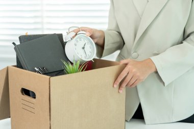 İstifa, istifa, istifa, stresli iş kadınları şirketten istifa edecek. Kadın personel, içinde kişisel eşyalar olan kahverengi bir karton kutuyu kaldırıyor. , iş yeri ve boş pozisyonlar, istifa et